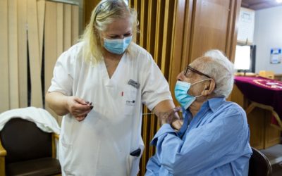 Israel ofrece tercera dosis de vacuna de Pfizer contra COVID-19 a adultos en riesgo