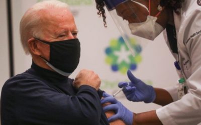 Biden y su esposa recibirán vacuna de refuerzo contra COVID-19