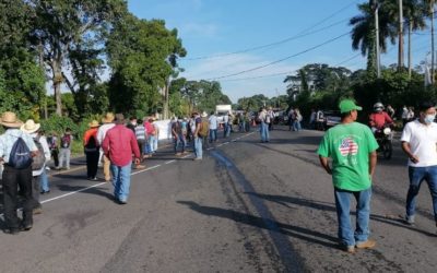 Militares veteranos, por segundo día consecutivo, bloquean carreteras
