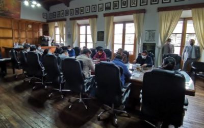 ¿Cuál es la situación de deuda que tiene EEMQ con el INDE?