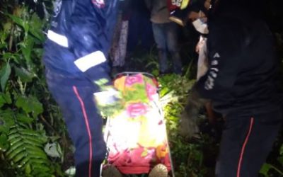 Hombre se lanza a barranco y sobrevive