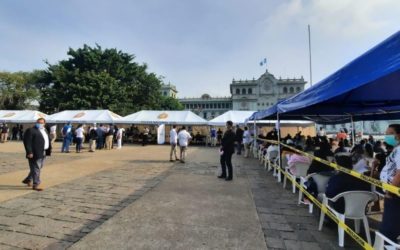 Aplican vacuna Pfizer en la Plaza de la Constitución de Guatemala