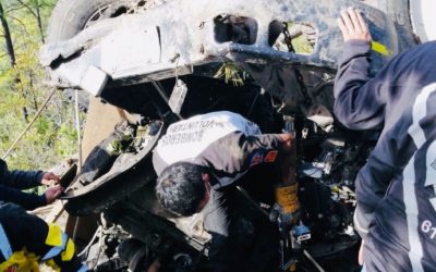 Bomberos rescatan con vida a dos personas que quedaron atrapadas en la cabina de camión accidentado
