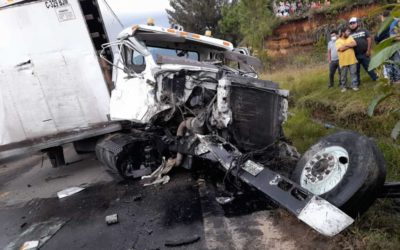 VIDEO| Así quedó grabado el fuerte choque entre un camión y una camioneta en ruta a Quetzaltenango