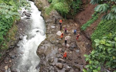 Buscan a mujer quien habría sido arrastrada por correntada