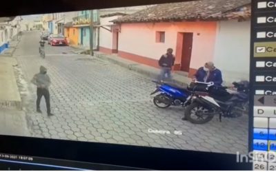 Vídeo: Criminales con arma de fuego en mano, le roban a hombre que revisaba documentos en su motocicleta
