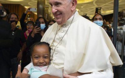 El abrazo del Papa a personas sin hogar y refugiadas que recién salieron de Afganistán