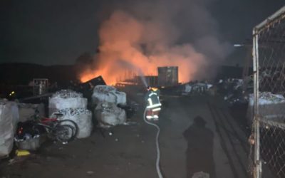 Bomberos sofocan incendio en recicladora