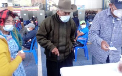 Hombre de 94 años y su familia se vacunan contra el COVID-19 en Xela