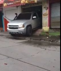 Vehículo se empotra en panadería en la zona 7 de Xela