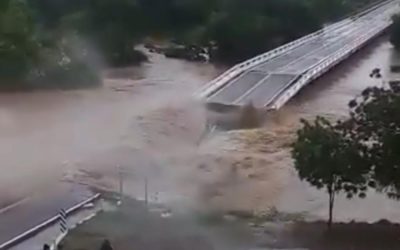 VIDEO | Así fueron las impresionantes imágenes del colapso de un puente por las fuertes lluvias provocadas por la tormenta «Nora»