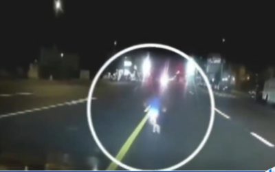 Conductor rescata a un niño de unos 2 años que caminaba solo por una calle en Los Ángeles