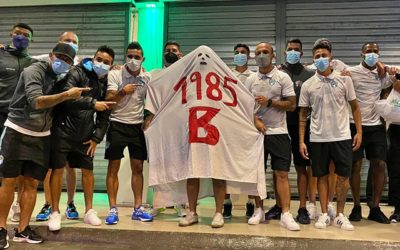 Jugadores cremas junto al «fantasma del descenso» que persigue a Municipal desde 1985