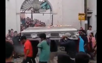 Con baile incluido, así fue un sepelio en Chichicastenango, donde las medidas de bioseguridad no se aplicaron