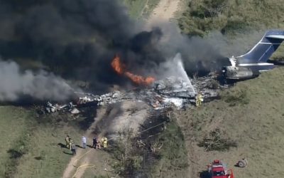 Avión se desploma en Texas y pasajeros sobreviven