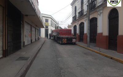 Tráiler ingresa de forma prohibida al Centro Histórico de Xela y se quedó varado