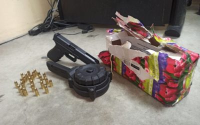 Capturados por portar arma sin licencia y una tolva tipo caracol que iba guardada en caja de regalo