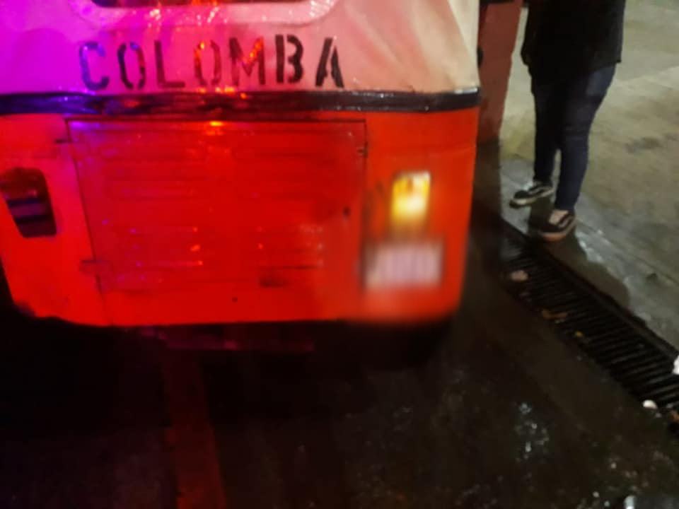 Disparan proyectiles de arma de fuego contra joven piloto de tuc tuc en Colomba Costa Cuca