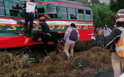 Colisión entre bus Esmeralda y tráiler deja un fallecido y varios heridos