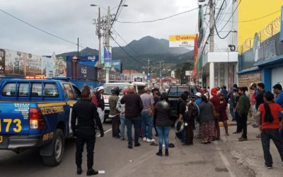 Piloto abandona vehículo luego de arrollar a dos trabajadores