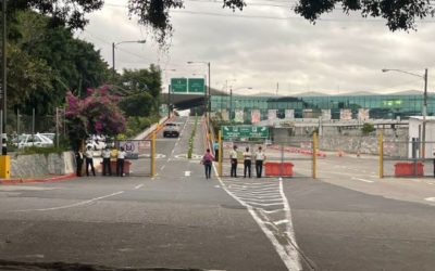 ¿Por qué hay agentes de PNC afuera del Aeropuerto Internacional La Aurora?