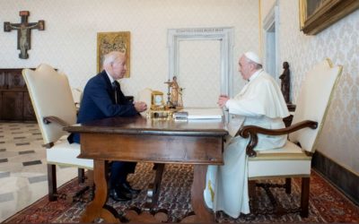 Biden y el papa Francisco sostienen extensa entrevista en el Vaticano