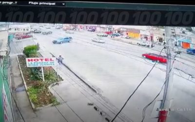 Peatones se salvan de ser atropellados por vehículo que derrapó en Calzada Manuel Lisandro Barillas