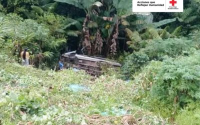 Bus cae al barranco y deja tres personas fallecidas, incluida una menor de edad, en Alta Verapaz