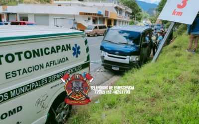 Colisión entre microbús y vehículo deja dos heridos
