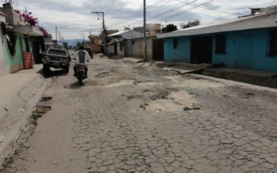 Vecinos piden reparación de calle