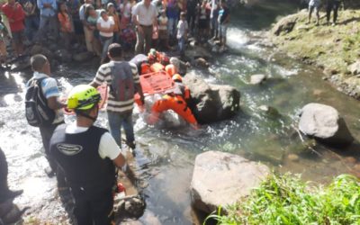 Localizan cadáveres de madre e hija quienes cayeron a río