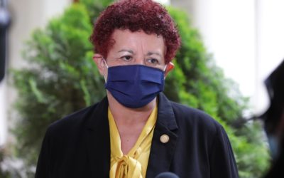 Denuncian a exministra de Salud Amelia Flores por atraso en entrega de vacunas rusas