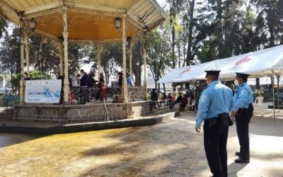 Vacunan contra el COVID-19 en el parque Benito Juárez de Xela