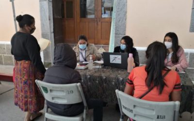 Masiva afluencia en puesto de vacunación de menores de edad en Xela