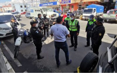 Piloto le quita llanta a vehículo que tenía cepo