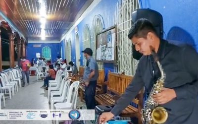 Al ritmo del saxofón y con regalos sorpresa, así vacunan en San Sebastián Retalhuleu