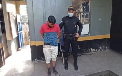 Hombre que conducía un mototaxi fue capturado con una pistola sin licencia en Flores Costa Cuca