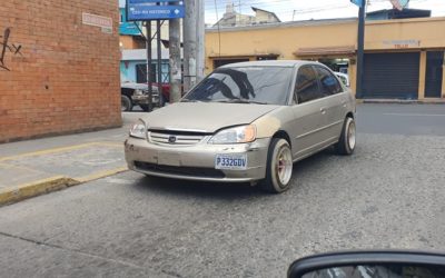 Lente 100: Vehículo en contra de la vía sobre la 20 avenida de la zona 1 Xela