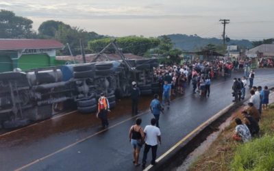 Cisterna con aceite de palma africana volcó sobre parada de buses, al menos un fallecido
