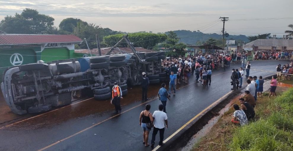 Cisterna con aceite de palma africana volcó sobre parada de buses, al menos un fallecido Cisterna con aceite de palma africana volcó sobre parada de buses, al menos un fallecido