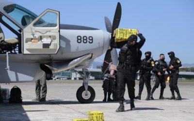 Trasladan a la FAG cocaína incautada en Petén