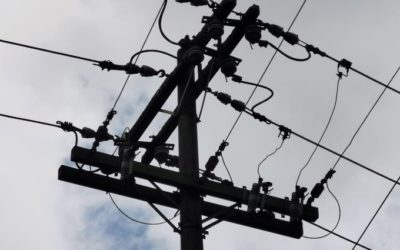 Cambio de postes en La Esperanza y Xela afectará suministro de agua potable y energía