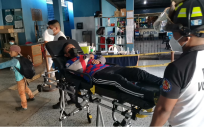 Dos jóvenes caen de vehículo en marcha