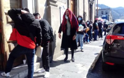 Artistas llegan para inscribirse y recibir apoyo económico