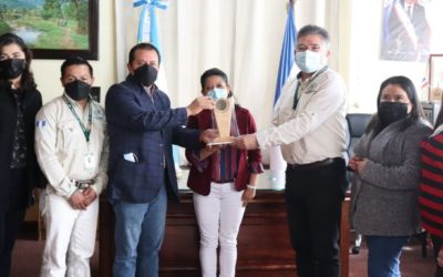 Entregan a la Muni de Xela el reconocimiento «Amigo del Bosque»