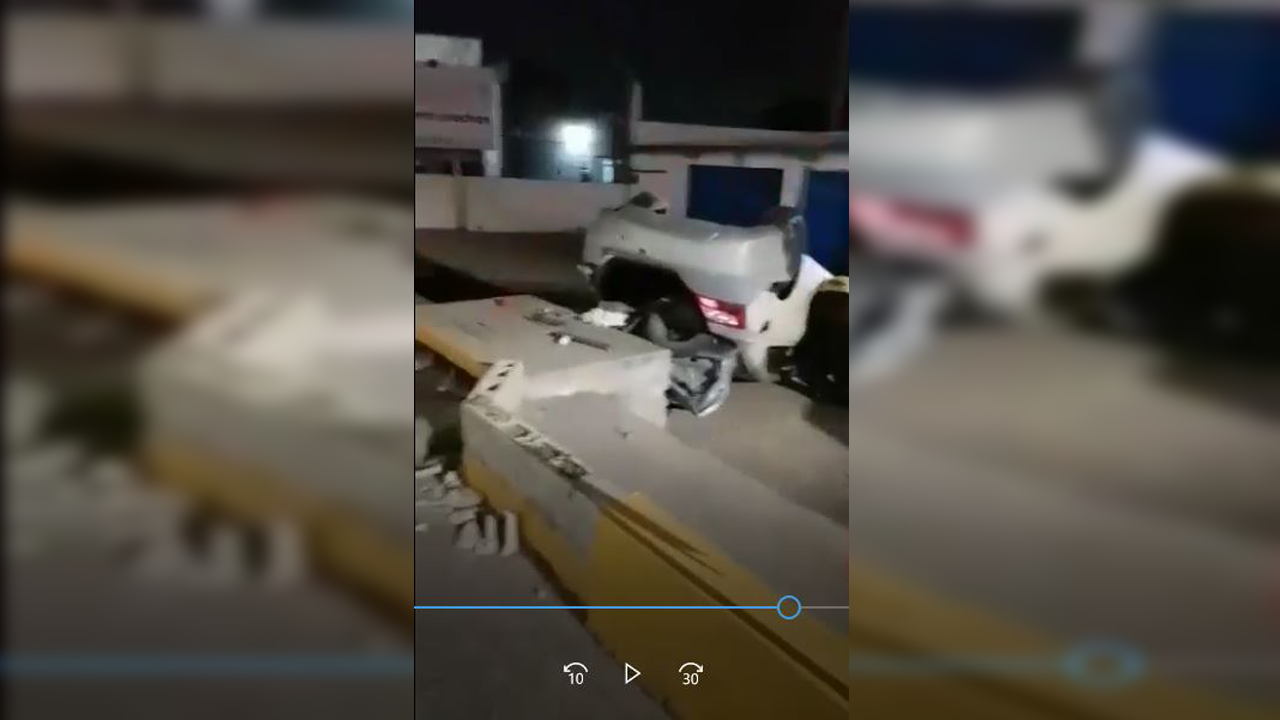 Vehículo vuelca en el sector de Las Rosas Vehículo vuelca en el sector de Las Rosas