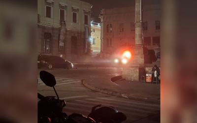 Madrugada: Sedán en contra de la vía y acción policial en el Centro Histórico de Xela