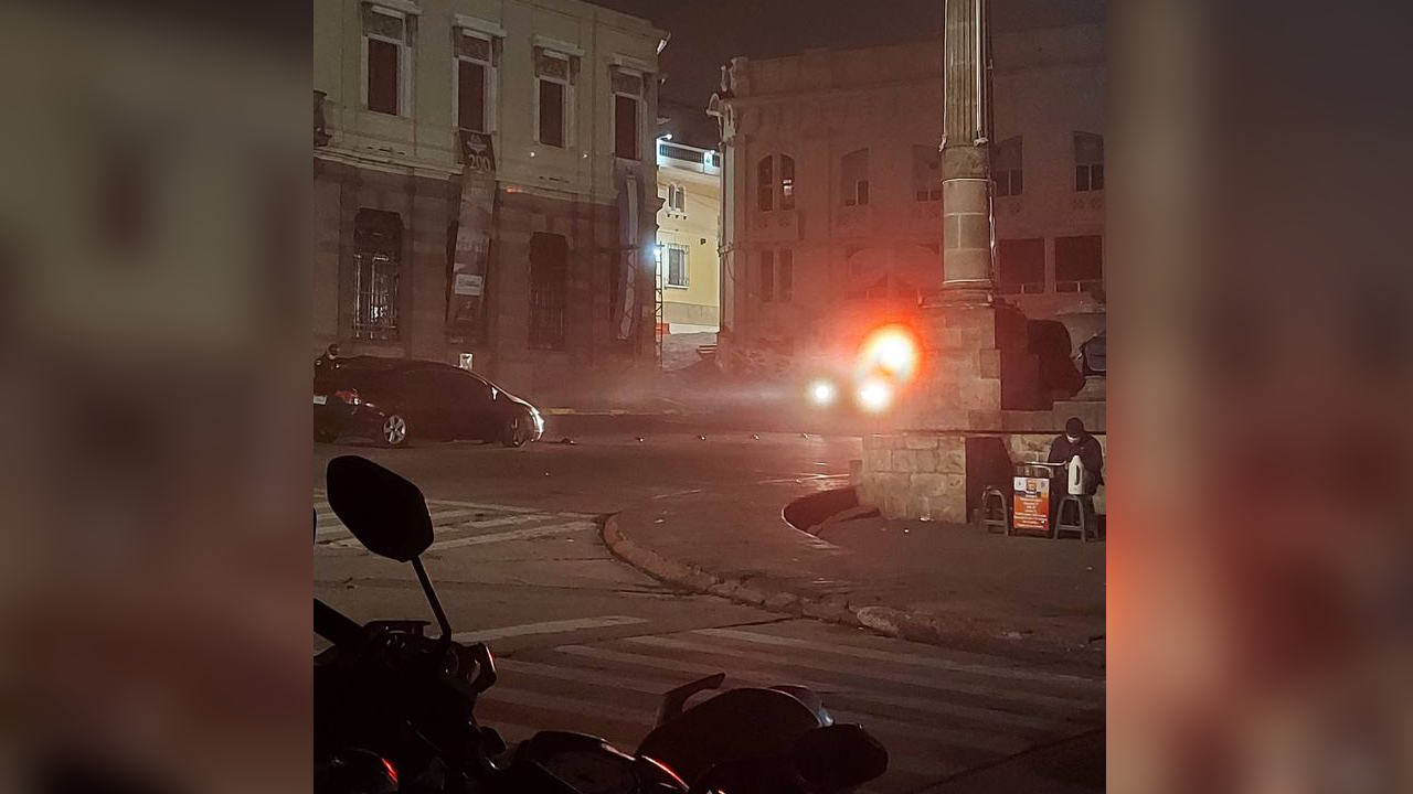 Madrugada: Sedán en contra de la vía y acción policial en el Centro Histórico de Xela Madrugada: Sedán en contra de la vía y acción policial en el Centro Histórico de Xela