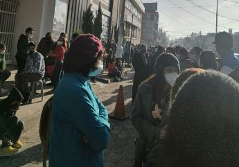 Larga fila para vacunación de adolescentes en Xela