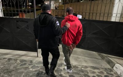 Almolonga: Estaba ebrio, atacó con vidrio de botella a hombre y luego se escondió en su casa